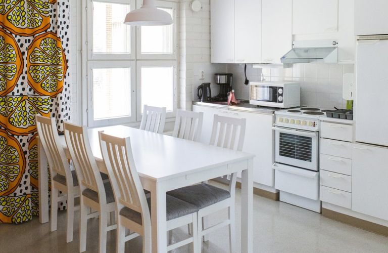 Megrin Matkailun 90 vuodepaikkaa ovat huoneistoissa, 1-2 henkilön huoneissa.